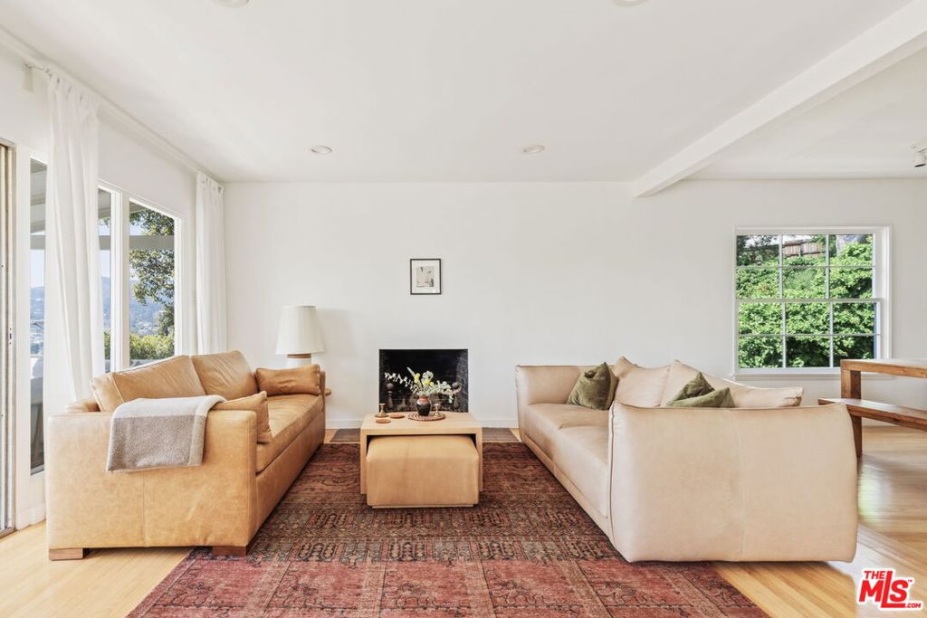 Presenting a light and airy c. 1937 Traditional in the Franklin Hills of Los Feliz. This 3 bedroom home is westerly oriented, featuring sweeping views of Grith Park hillsides, the Observatory, and city below. The main level of the home oers a large, open concept oor plan with beautiful natural light and green views. Recently redesigned by a James Beard award winning chef, the fully equipped and updated kitchen features eat-in island with prep sink, Wolf stove, and walk-in pantry with sink. A dining area next to a double length living room with decorative replace opens to the front balcony, a perfect place to unwind and enjoy beautiful sunsets daily. Off the kitchen is the back garden, large wooden deck, and bricked patio, a perfect spot to entertain and relax, surrounded by beautiful landscaping. With gorgeous light and vaulted ceilings, the third bedroom, currently used as a studio, is a wonderfully private space for guests or daily creative work. This space also features direct access to the back deck and garden, walk-in closet, and a built-in desk. The lower level hosts the primary suite with walk-in closet and updated bathroom with soaking tub, plus second guest bedroom, and large hall bath with laundry area with brand new washer/dryer. A detached garage is available for parking and additional storage. This wonderful, calming and private retreat is moments from Los Feliz Village and Silver Lake's Sunset Junction.