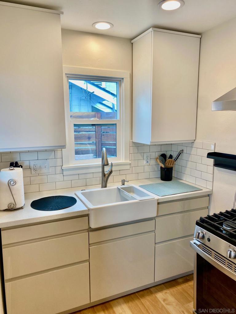 Fully Furnished , Located in heart of San Diego's most walkable neighborhood smack in the middle of Mission Hills and Hillcrest. This charming little one bedroom craftsman cottage was completely remodeled last year including new kitchen and bathroom. You can Move right in to this fully furnished little gem. Easy Walk to 2 major grocery stores, loads of restaurants and bars, and two major Hospitals. Included is an Upgraded cable TV package and Hi speed internet.