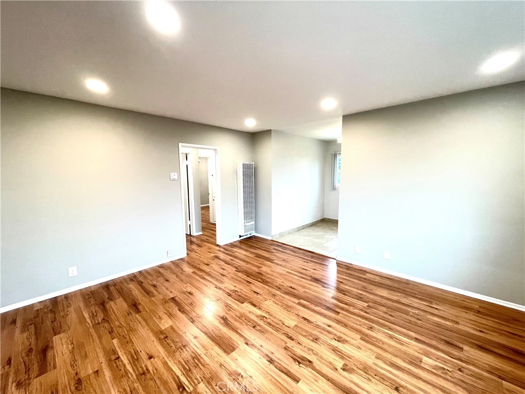 Prime 2 bedroom apartment has recently been renovated and located just north of Foothill Boulevard in La Crescenta. Beautiful mountain views from this property and only minutes away from shopping and dining in Montrose and award winning schools. Freeway access is only a few minutes away as well. This unit comes with 2 reserved parking spots!
Laminate flooring and fresh paint throughout. Granite counters and ceramic tile floors in kitchen. Bathroom includes full tub shower and ceramic tile floors. Plenty of cabinet space. Air conditioning and heat in unit. Laundry on site. Parking included. La Crescenta School district.