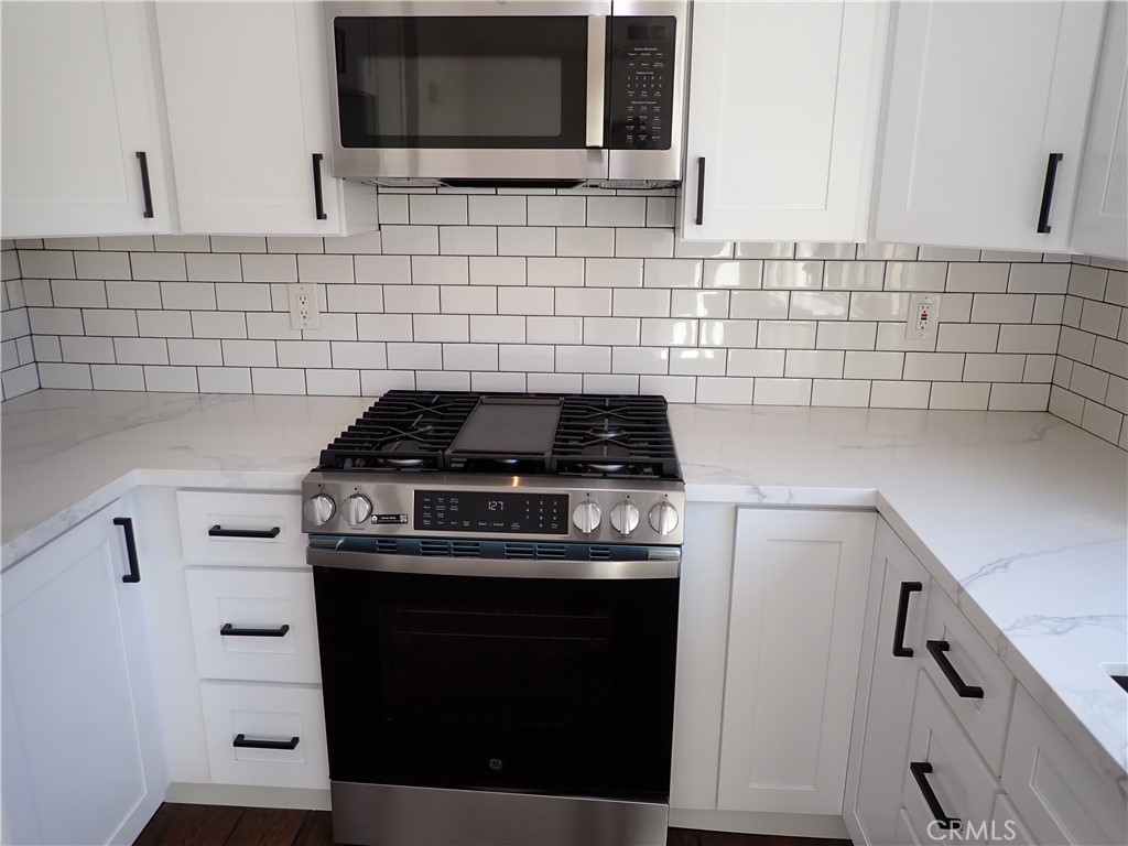 WOW! Sought after Brookdale Community town-home. Brand New Kitchen with custom cabinets, quartz counter tops and subway tile back splash. Just so many upgrades. New gas oven/stove top, new dishwasher, new microwave. New paint throughout with ceilings scraped. Half bath downstairs features new custom vanity, new toilet, new quartz top and new faucet. Downstairs has custom porcelain tile throughout. Upstairs has two large bedrooms with new carpet. Bathroom has a new shower door, new toilet and new faucet. This home also has newer windows thru-out. Newer furnace and central Air Conditioning, newer water heater. This home shows super light and bright.
Large private back patio between home and two car garage with a new Vinyl fence. Interior tract location. Community pool, clubhouse and play area.
Located close to shopping and freeway access.
Well cared for community with low HOA dues.