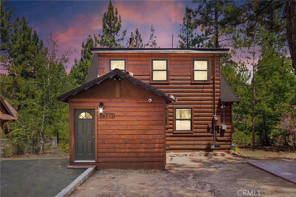 Welcome to this beautifully remodeled 3-bedroom, 2-bathroom home with peak-a-boo lake views nestled on a spacious 7,500 sq ft street-to-street lot. Thoughtfully updated with modern finishes and an open layout, this property perfectly balances comfort, style, and functionality.
The heart of the home features a bright and airy living space that flows seamlessly into a sleek, updated kitchen—ideal for entertaining and everyday living. The private primary suite offers a luxurious retreat with a spa-inspired attached bathroom, showcasing a large walk-in shower and an elegant soaking tub inside the shower area—your personal oasis for ultimate relaxation.
Two additional bedrooms and a second bathroom provide plenty of space for family, guests, or a home office. The expansive lot offers multiple access points, potential for RV parking, and endless outdoor possibilities.
Don’t miss the opportunity to own this move-in ready gem with rare lot features and thoughtful upgrades throughout!
