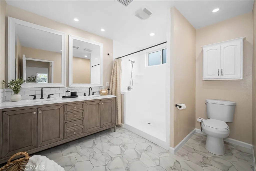 Lakewood, California 90713, United States, 4 Bedrooms Bedrooms, ,3 BathroomsBathrooms,Residential,Active,244620