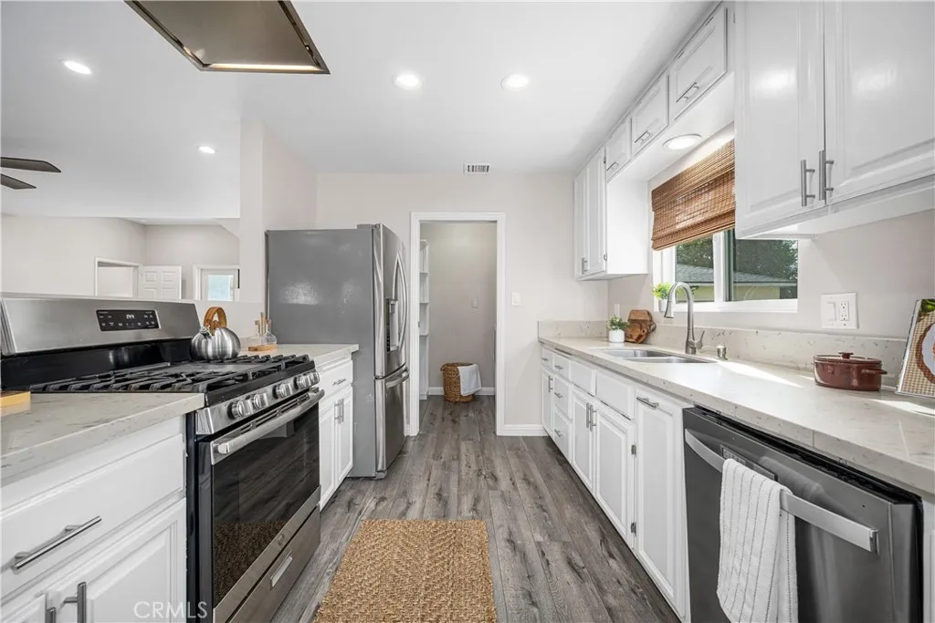 Lakewood, California 90713, United States, 4 Bedrooms Bedrooms, ,3 BathroomsBathrooms,Residential,Active,244620