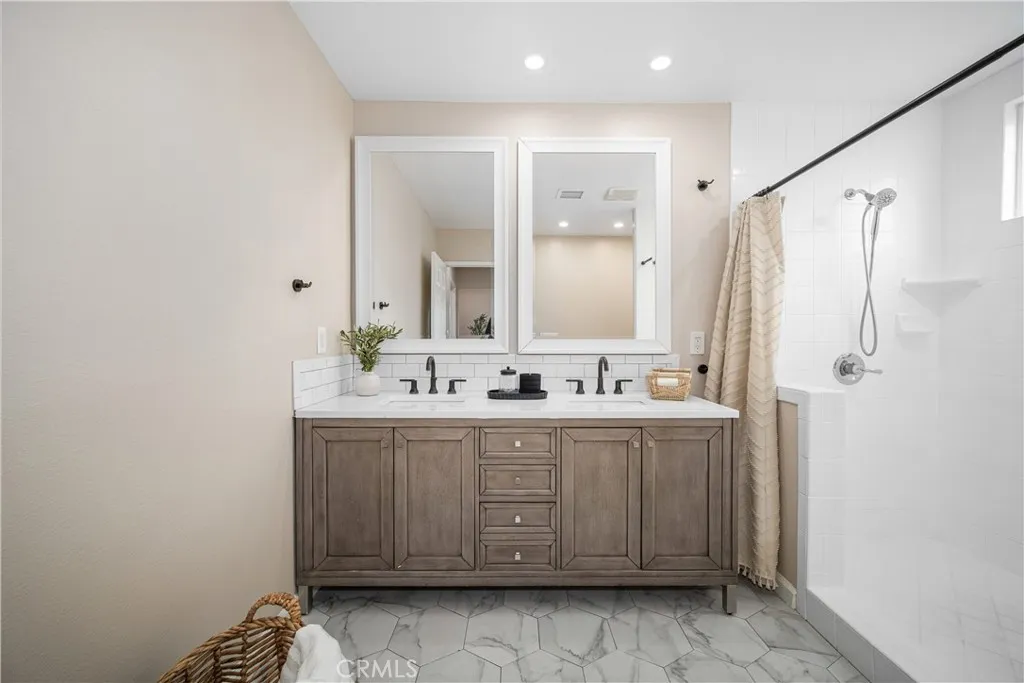 Lakewood, California 90713, United States, 4 Bedrooms Bedrooms, ,3 BathroomsBathrooms,Residential,Active,244620