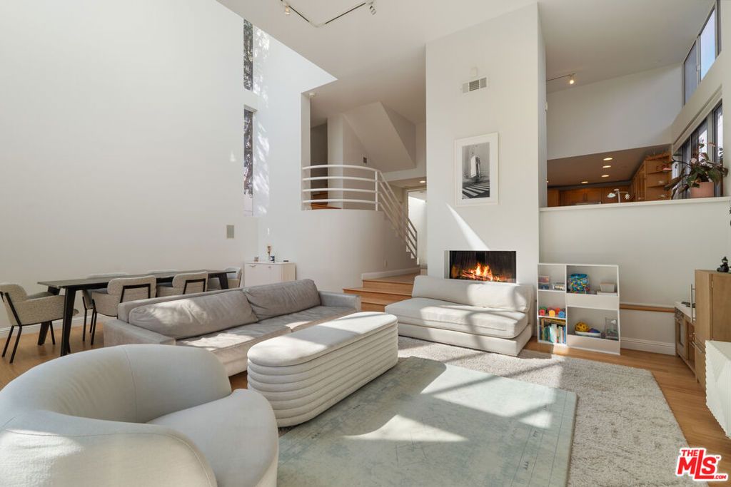 Photo of 11925 Goshen Avenue #4, Los Angeles, CA 90049 (MLS # 26709111)