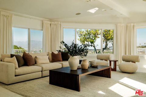 Photo of 14652 Deervale Place, Sherman Oaks, CA 91403 (MLS # 26664565)