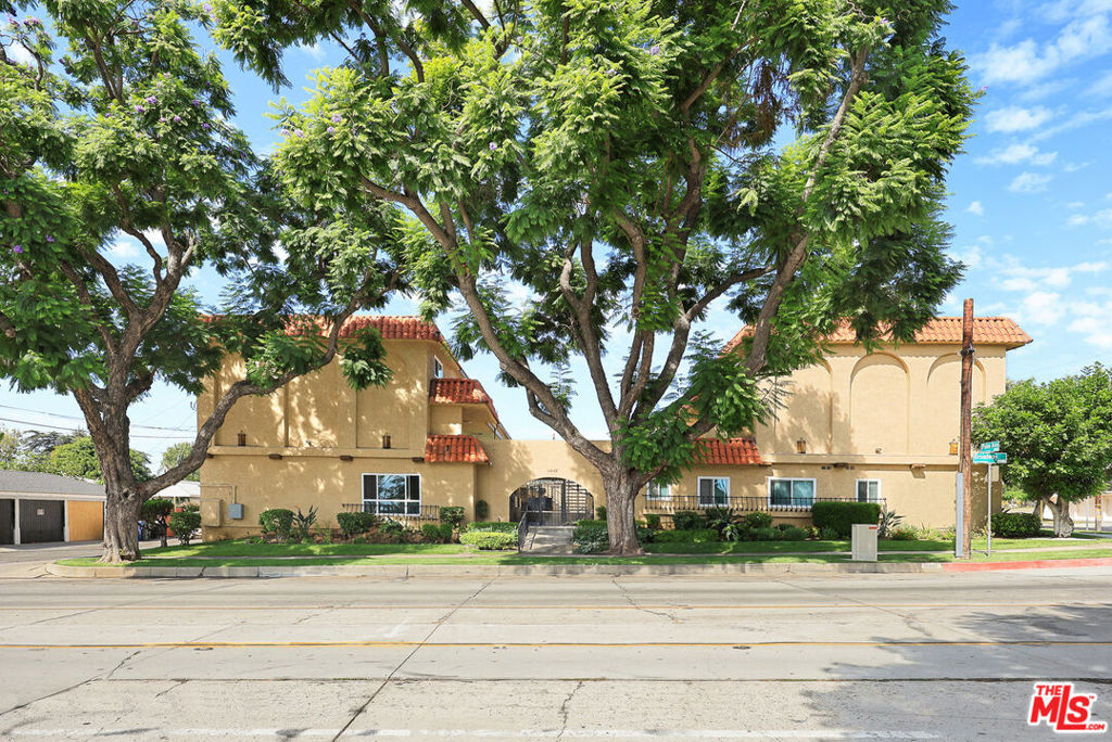11447 Broadway Avenue