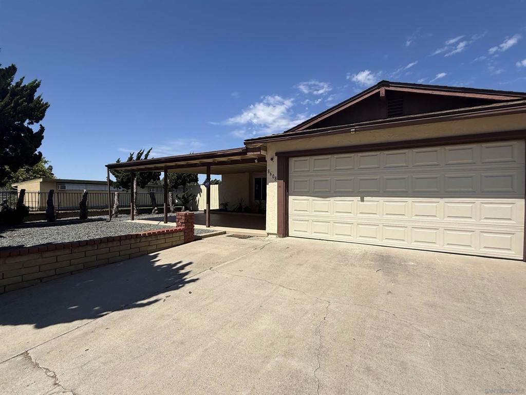 8608 Reagan Cir N