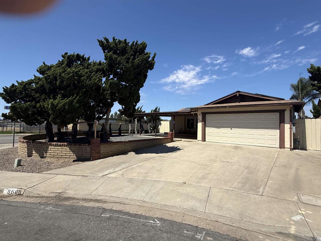 8608 Reagan Cir N