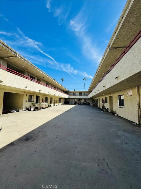 Photo of 14610 Delano St #211, Van Nuys, CA 91411 (MLS # SR26061596)