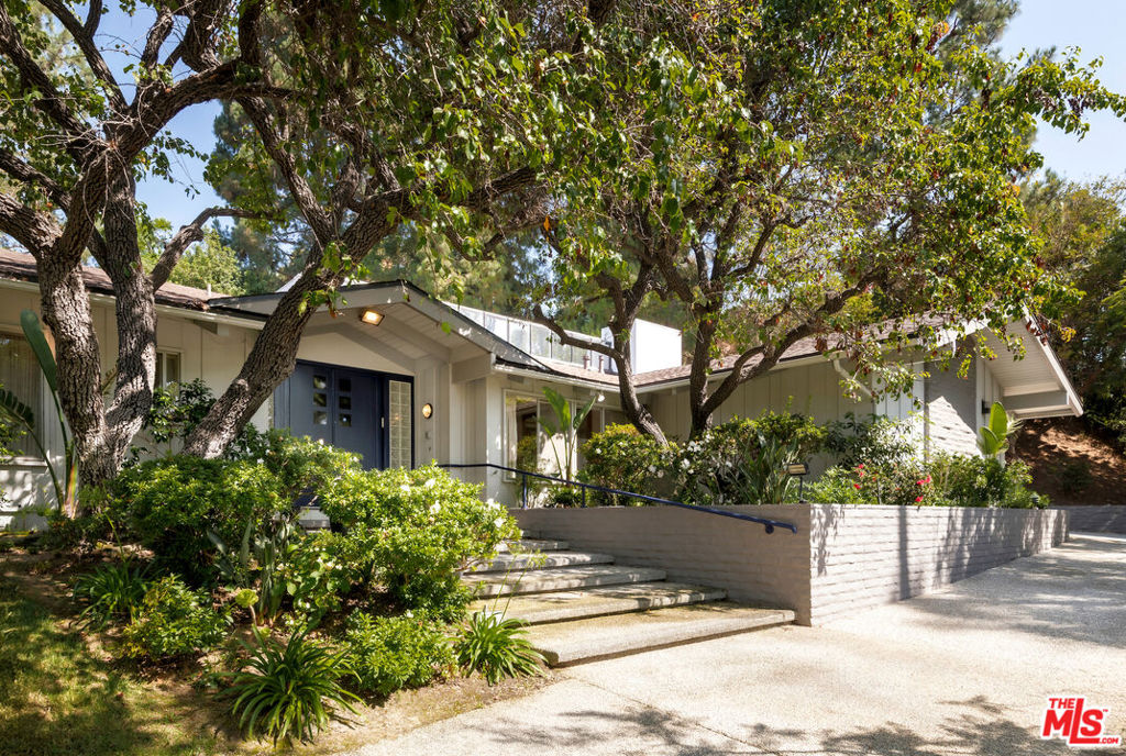 811 N Hillcrest Road