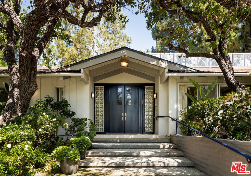 811 N Hillcrest Road