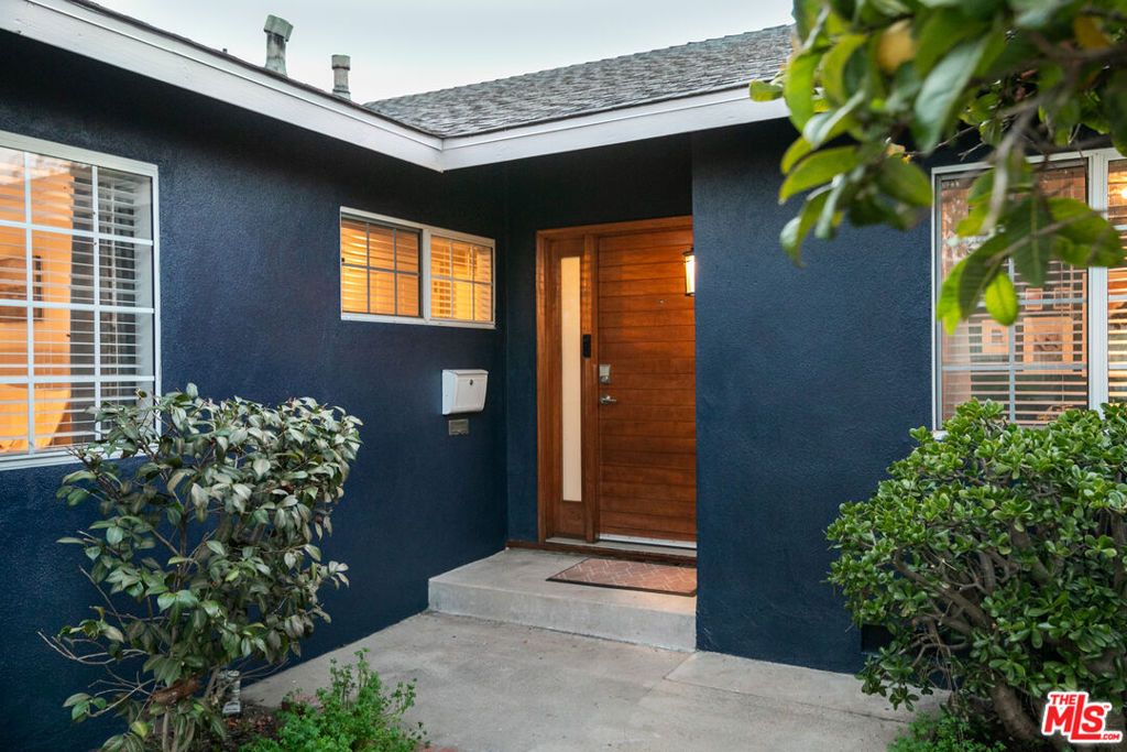 Photo of 2415 8th Avenue, Los Angeles, CA 90018 (MLS # 25616767)