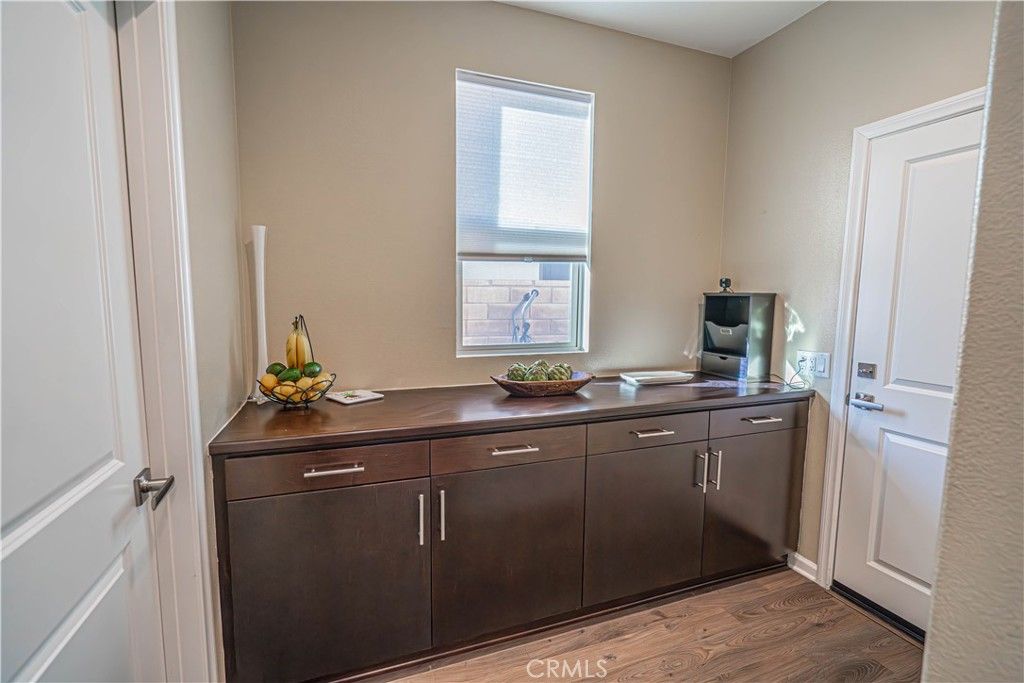 listing image 130724338714960929650