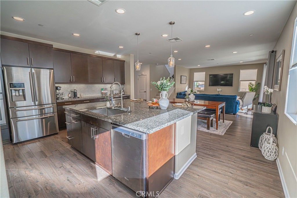 listing image 130725353673754873158