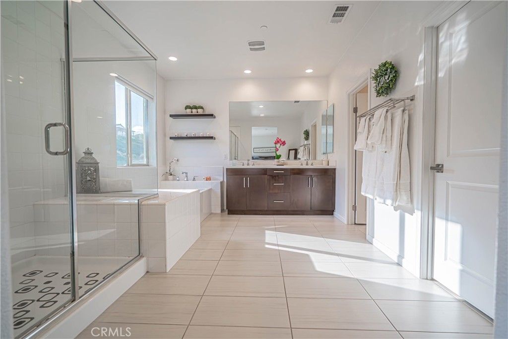 listing image 130721335956866985513