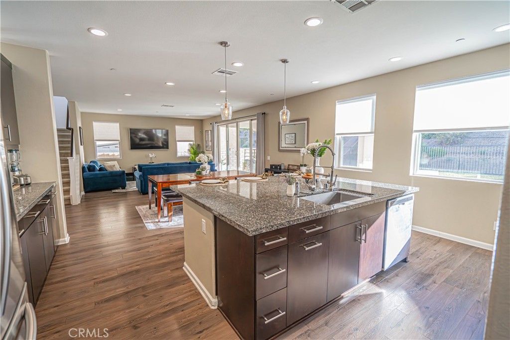 listing image 130727320272372810799