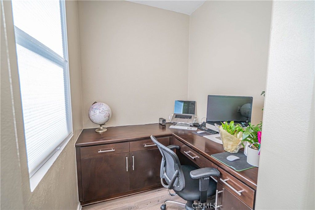 listing image 130721700307979435692