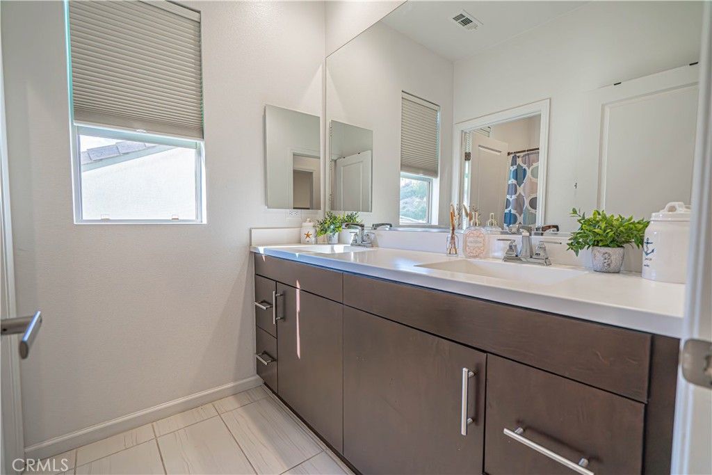 listing image 130724635525977298074