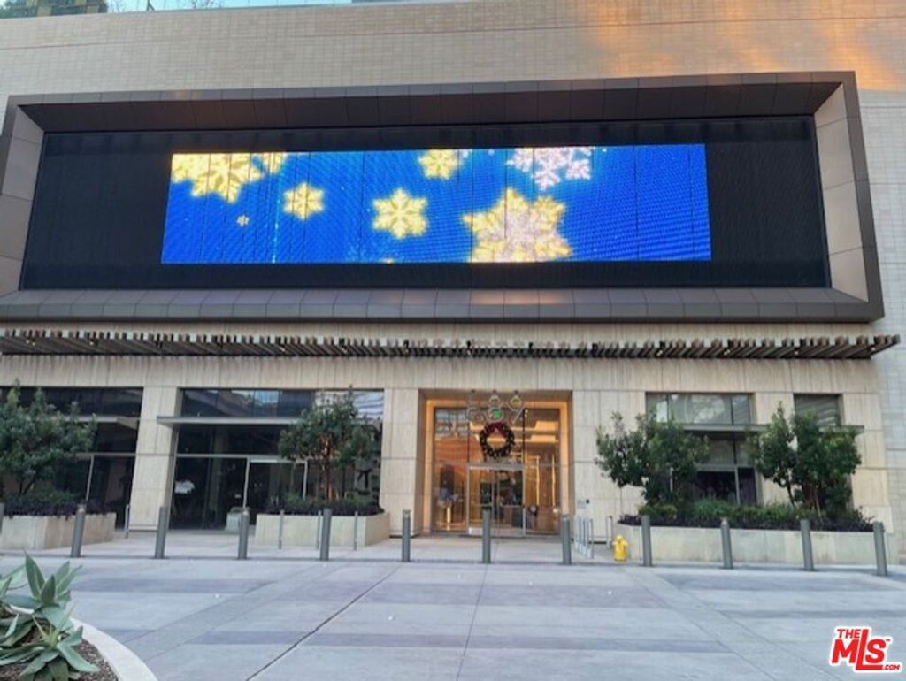 Photo of 889 Francisco Street #710, Los Angeles, CA 90017 (MLS # 26638727)