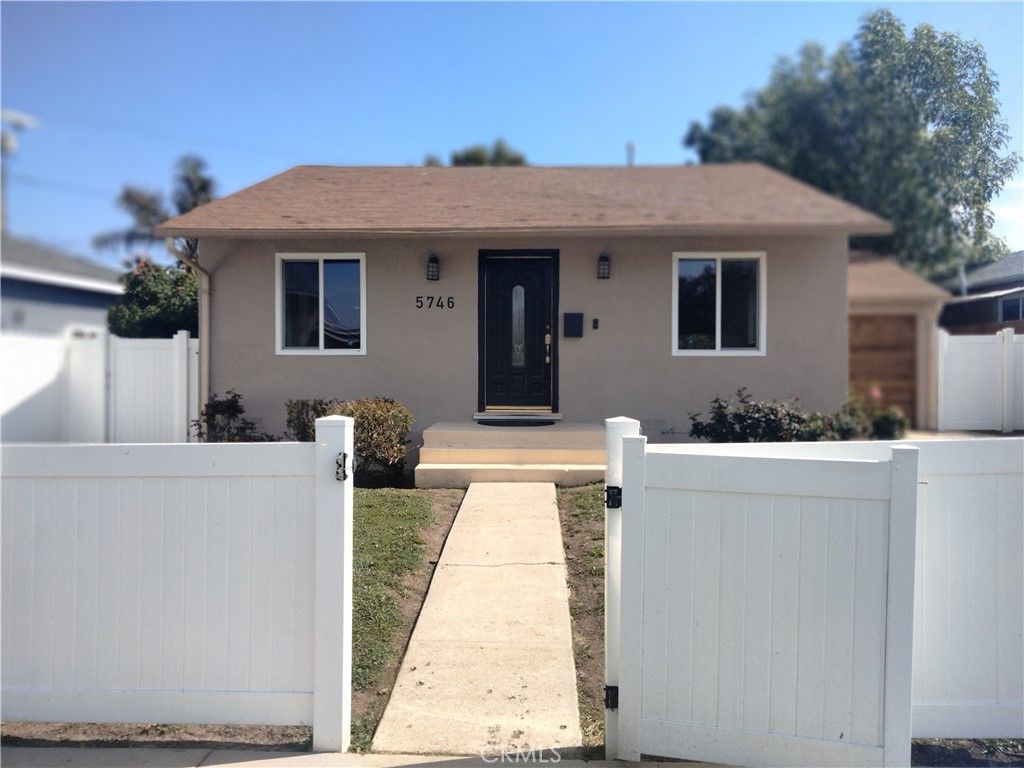 Photo of 5746 Zelzah Ave Ave, Encino, CA 91316 (MLS # SR26048043)