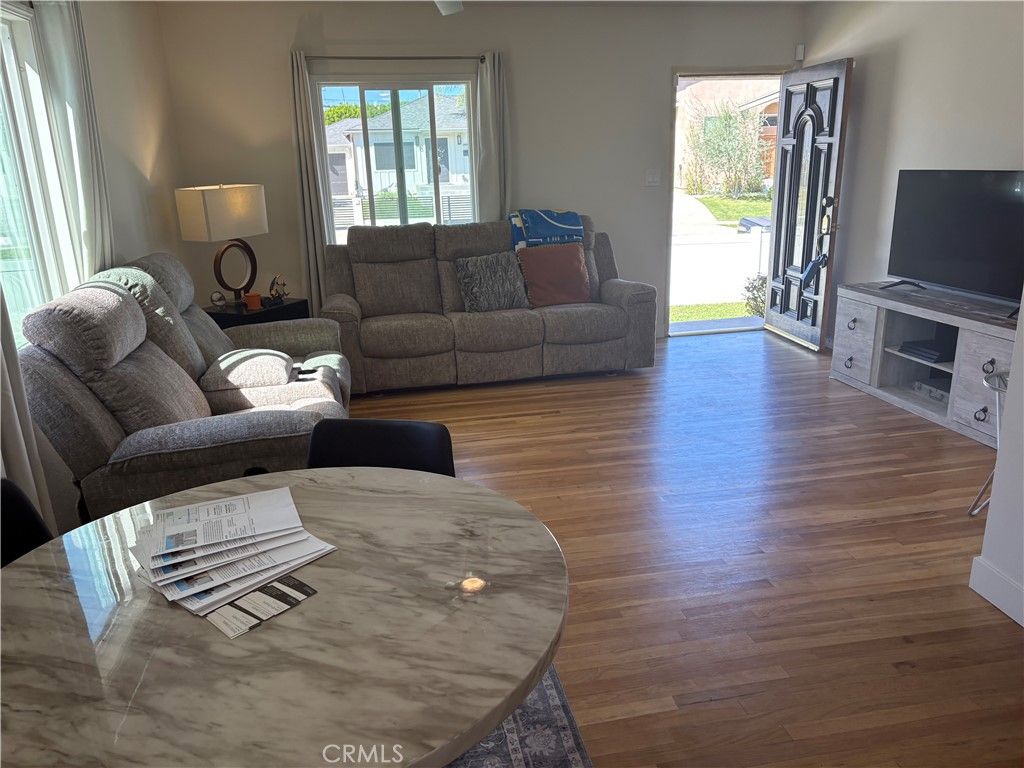 Photo of 5746 Zelzah Ave Ave, Encino, CA 91316 (MLS # SR26048043)