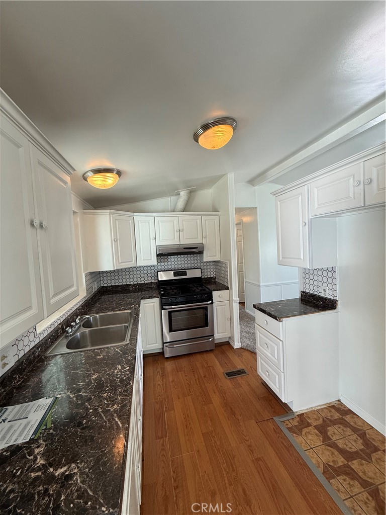 7142 Orangethorpe 17C