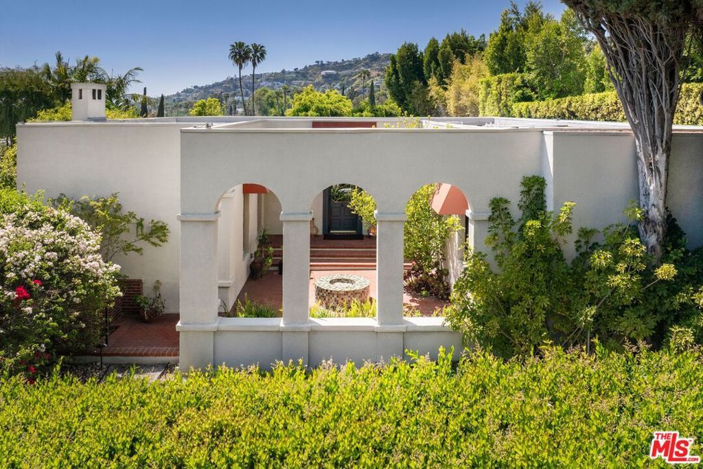 Photo of 1737 N Vista Street, Los Angeles, CA 90046 (MLS # 25593509)