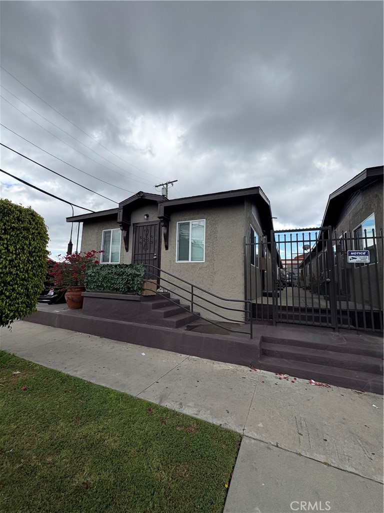 GREAT AND SECURED ONE BEDROOMS APARTMENT IN WRIGLEY AREA ONE BATHROOM IN SECURED GATED COMPLEX, SAFE FOR KIDS TO PLAY, GREAT FOR A STARTING FAMILY. LAUNDRY ROOM IS LOCATED AT THE END OF THE UNITS, COINS OPERATED.