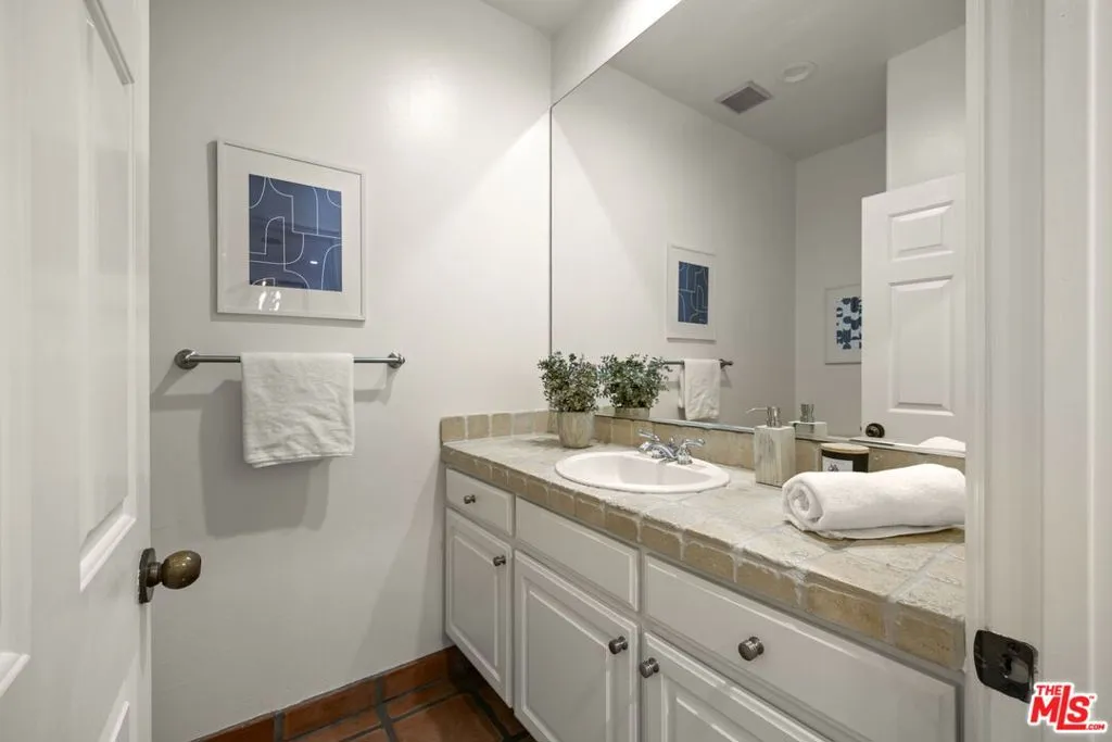 Los Angeles, California 90048, United States, 2 Bedrooms Bedrooms, ,3 BathroomsBathrooms,Residential,Active,184802