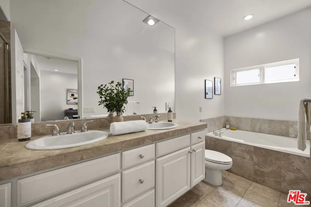 Los Angeles, California 90048, United States, 2 Bedrooms Bedrooms, ,3 BathroomsBathrooms,Residential,Active,184802