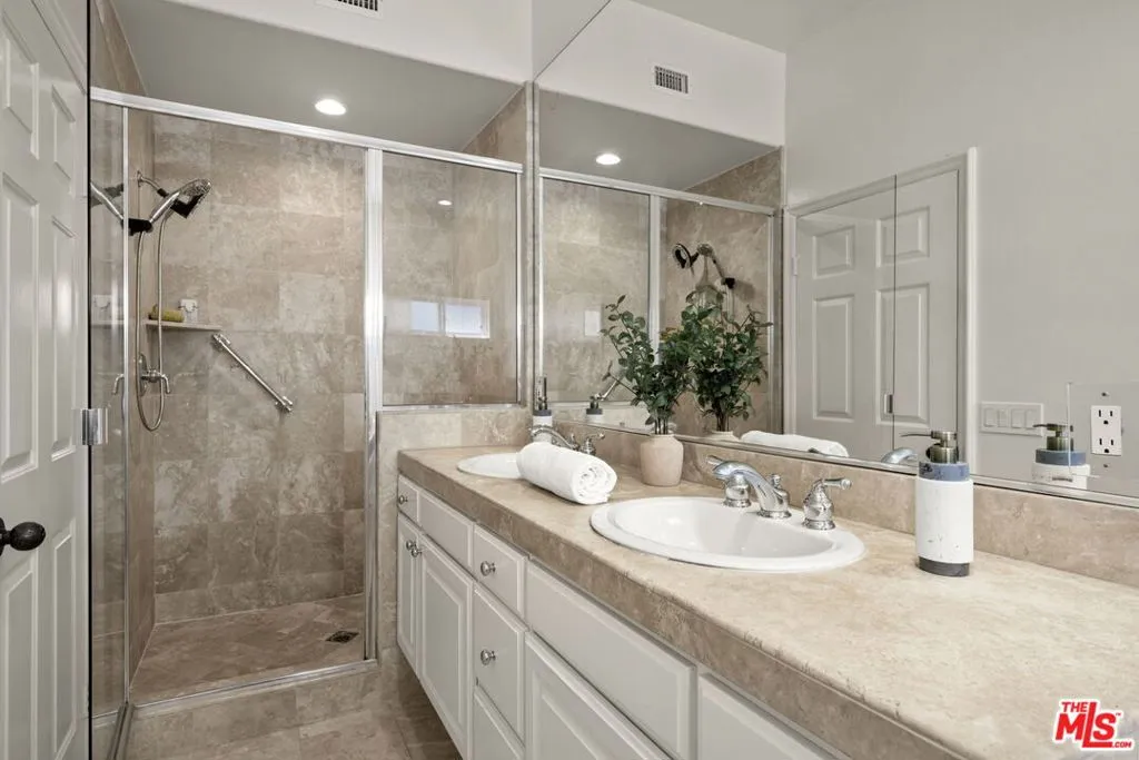 Los Angeles, California 90048, United States, 2 Bedrooms Bedrooms, ,3 BathroomsBathrooms,Residential,Active,184802