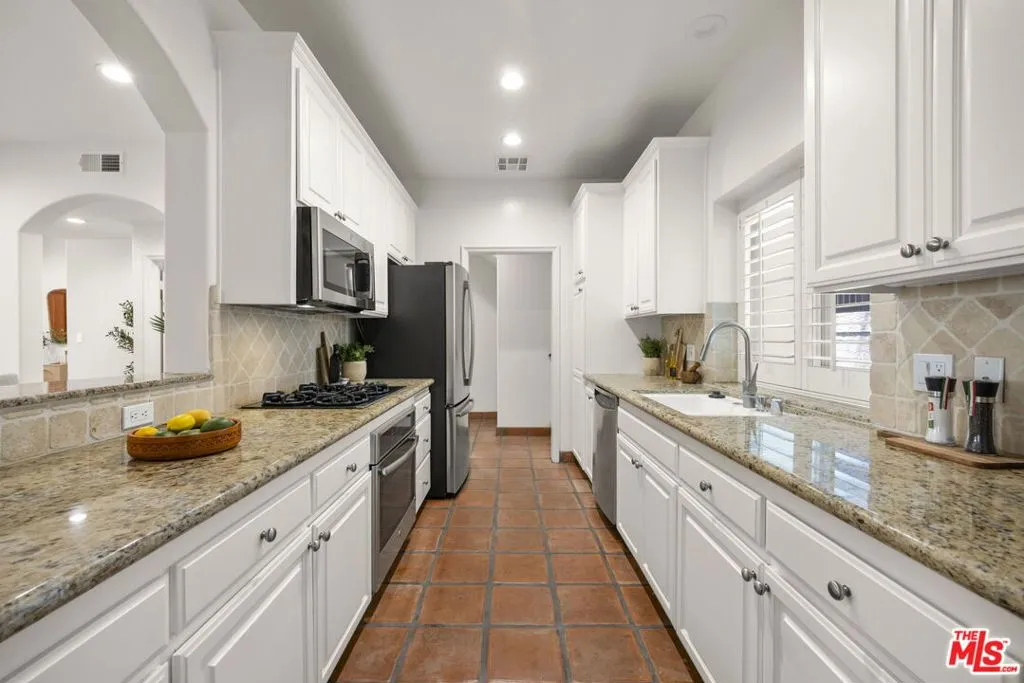 Los Angeles, California 90048, United States, 2 Bedrooms Bedrooms, ,3 BathroomsBathrooms,Residential,Active,184802