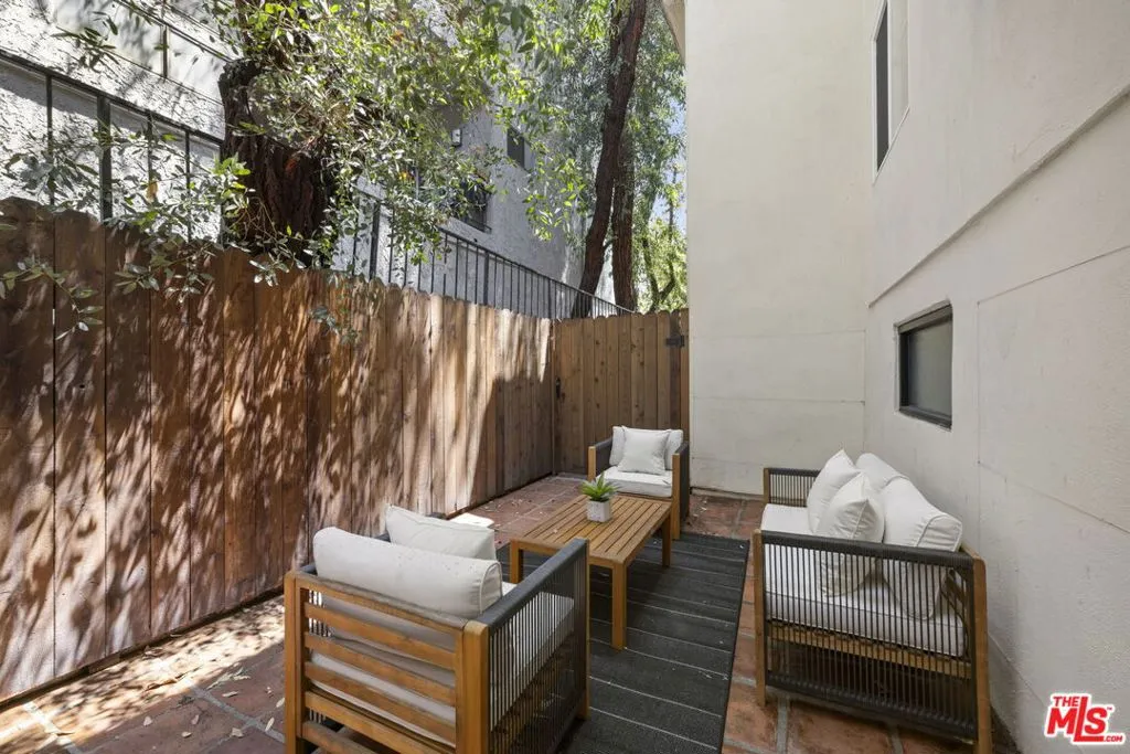 Los Angeles, California 90048, United States, 2 Bedrooms Bedrooms, ,3 BathroomsBathrooms,Residential,Active,184802