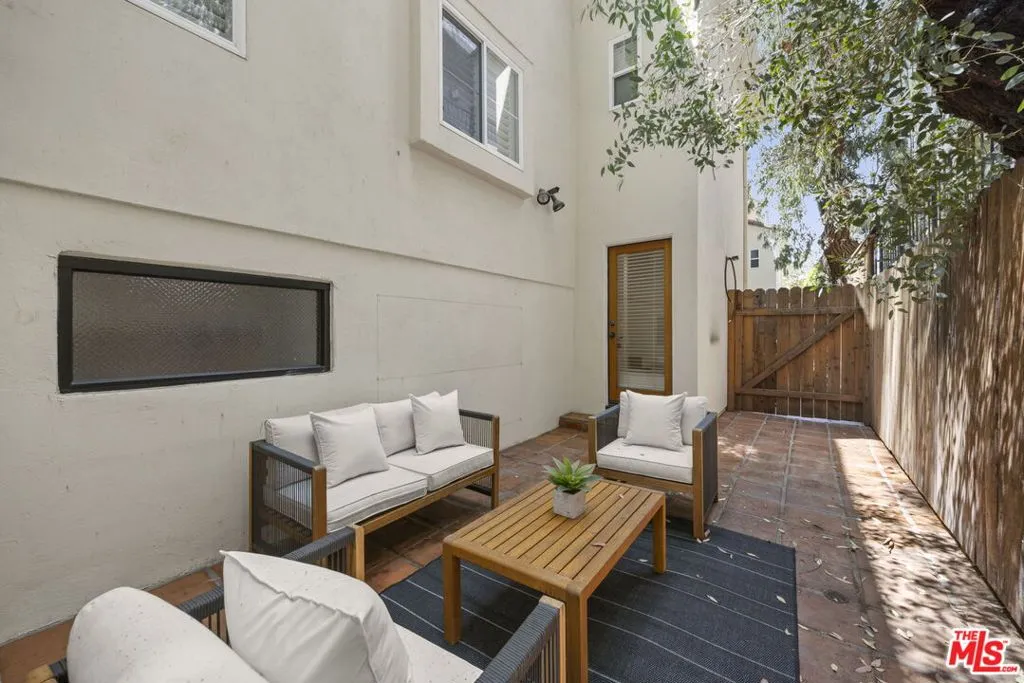 Los Angeles, California 90048, United States, 2 Bedrooms Bedrooms, ,3 BathroomsBathrooms,Residential,Active,184802
