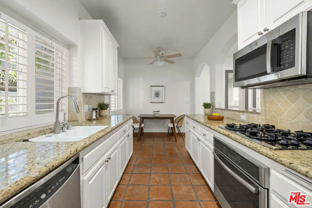 Los Angeles, California 90048, United States, 2 Bedrooms Bedrooms, ,3 BathroomsBathrooms,Residential,Active,184802