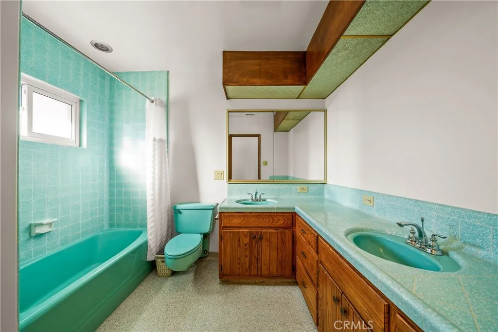 Lakewood, California 90712, United States, 5 Bedrooms Bedrooms, ,4 BathroomsBathrooms,Residential,Active,236630