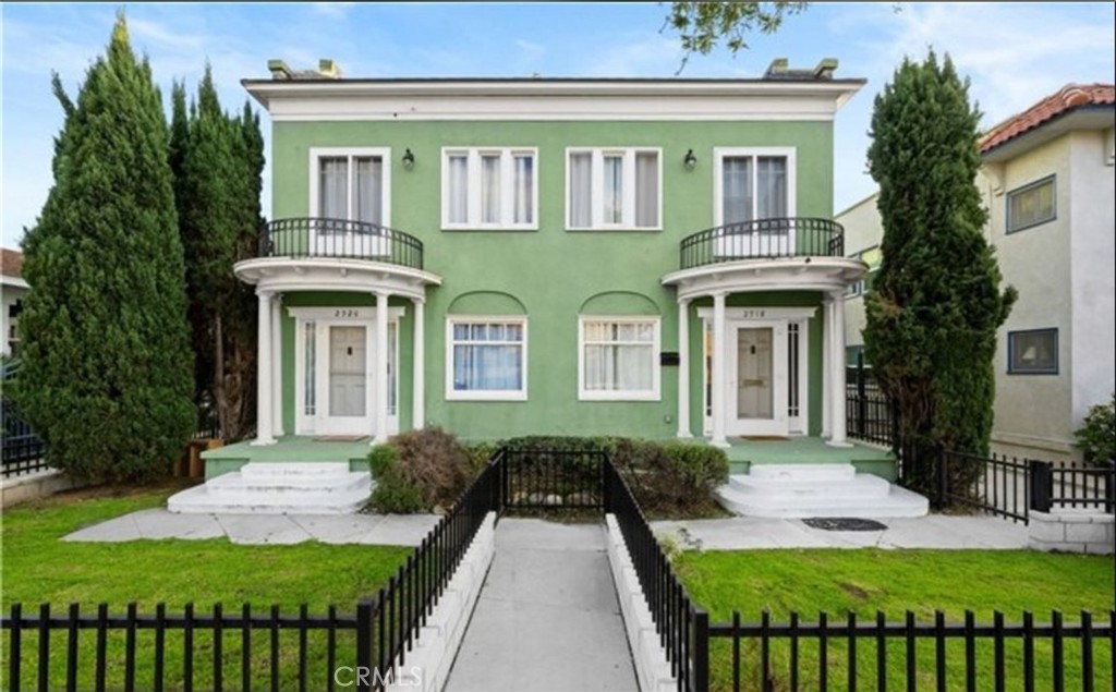 Beautifully remodeled unit, it can be leased furnished as well.
It has been rented as an airbnb.
It's a must see!!! Photos will be added soon.