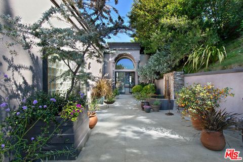 Photo of 4039 Cody Road, Sherman Oaks, CA 91403 (MLS # 26669583)