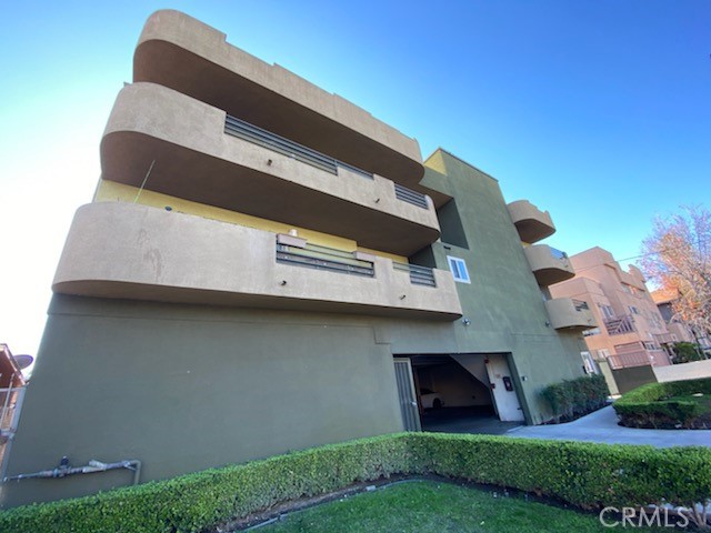 Enjoy open and airy living in this oversized one bedroom, one bath home on the top floor. This unit offers plenty of space to relax and entertain. Features include a large living area, well-appointed kitchen, and bright windows throughout.
Comes with one dedicated parking space and is conveniently located close to schools, shopping, and major freeways for easy commuting.