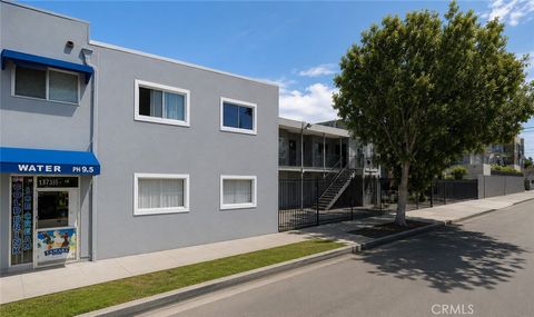 Photo of 13735 Victory Boulevard #4, Van Nuys, CA 91401 (MLS # GD26136244)