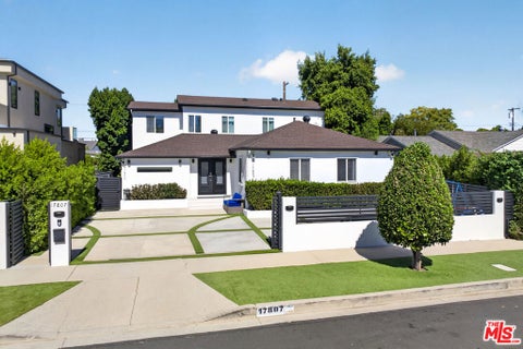 Photo of 17807 Collins Street, Encino, CA 91316 (MLS # 26997871)