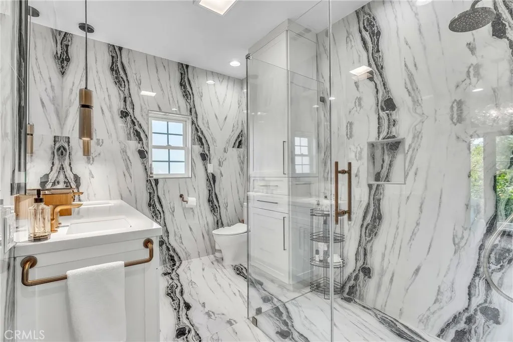 Burbank, California 91506, United States, 4 Bedrooms Bedrooms, ,5 BathroomsBathrooms,Residential,Active,183372