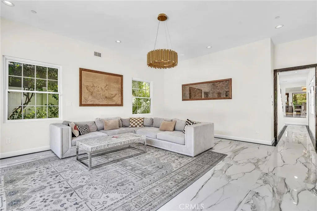 Burbank, California 91506, United States, 4 Bedrooms Bedrooms, ,5 BathroomsBathrooms,Residential,Active,183372