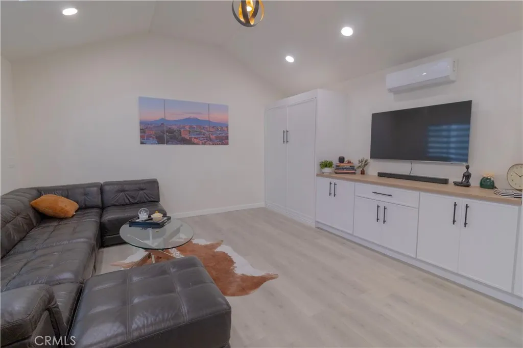 Burbank, California 91506, United States, 4 Bedrooms Bedrooms, ,5 BathroomsBathrooms,Residential,Active,183372