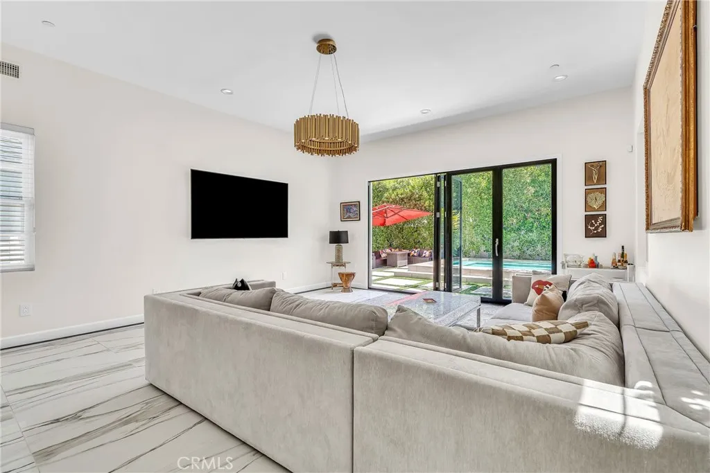 Burbank, California 91506, United States, 4 Bedrooms Bedrooms, ,5 BathroomsBathrooms,Residential,Active,183372