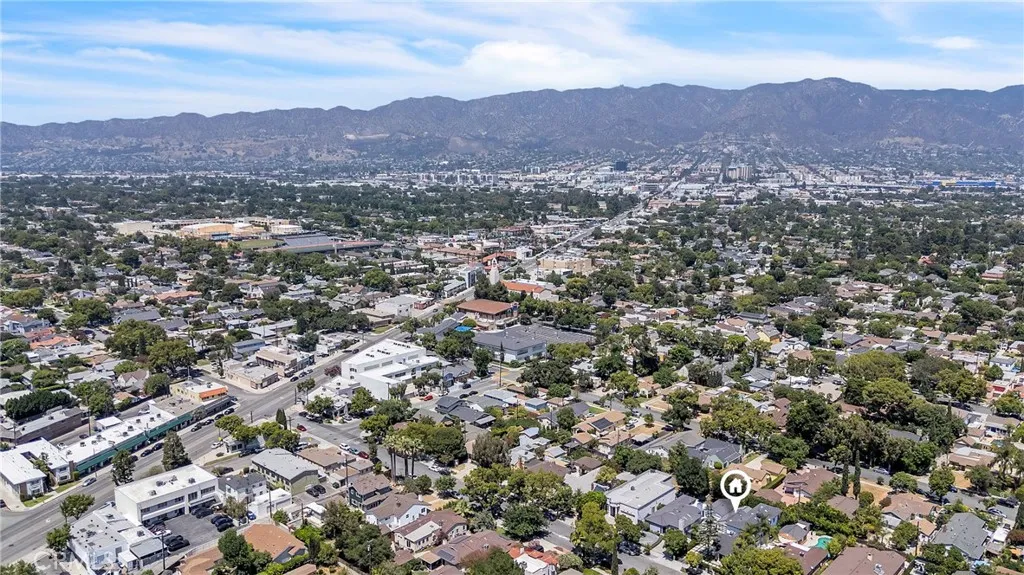 Burbank, California 91506, United States, 4 Bedrooms Bedrooms, ,5 BathroomsBathrooms,Residential,Active,183372