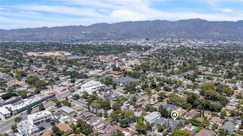 Burbank, California 91506, United States, 4 Bedrooms Bedrooms, ,5 BathroomsBathrooms,Residential,Active,183372