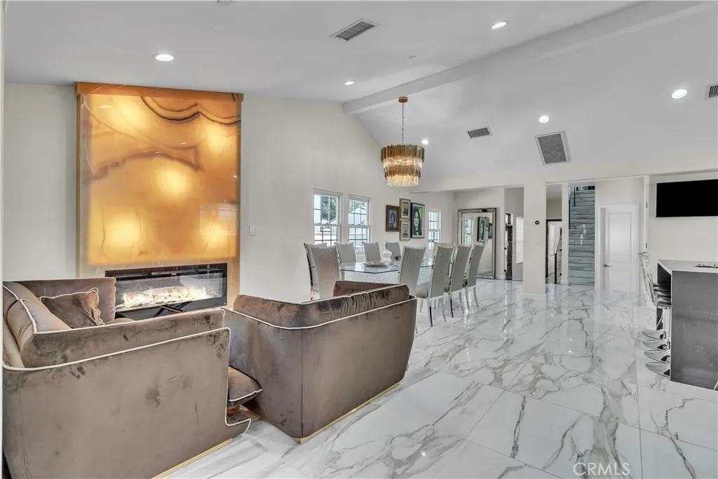 Burbank, California 91506, United States, 4 Bedrooms Bedrooms, ,5 BathroomsBathrooms,Residential,Active,183372