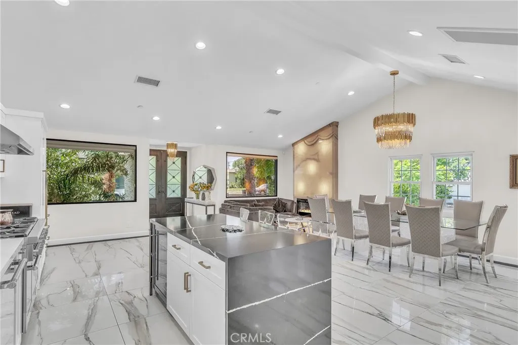 Burbank, California 91506, United States, 4 Bedrooms Bedrooms, ,5 BathroomsBathrooms,Residential,Active,183372